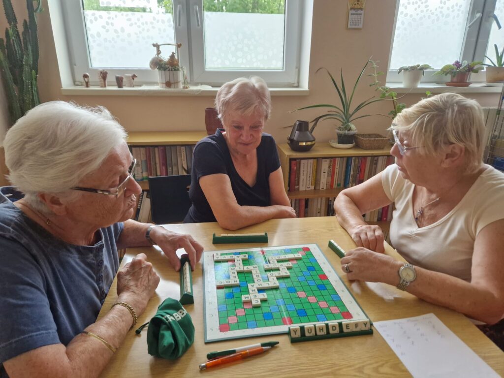 Scrabble v Klubu seniorů