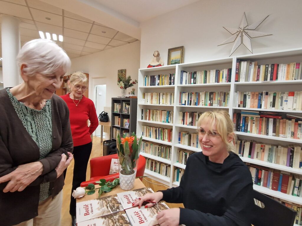 Pavlína Nejedlíková s knihou Botič v Klubu Seniorů