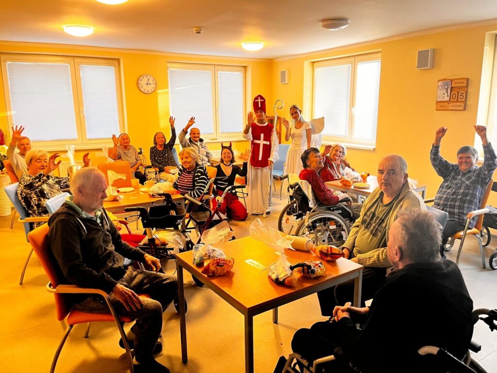 Mikulášská nadílka v domově na Parmské - společné foto