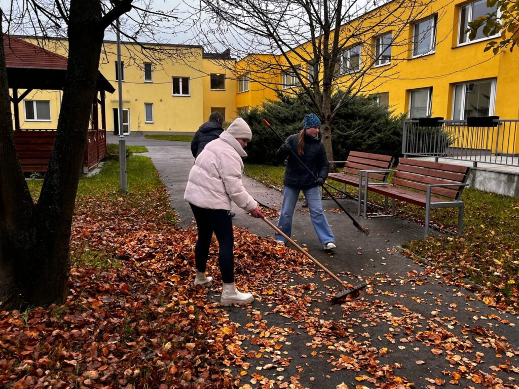 Úklid zahrady v domově na Parmské
