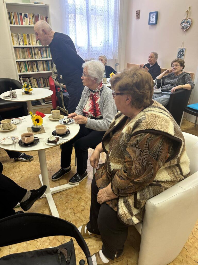 Kavárnička s harmonikou v Klubu Seniorů