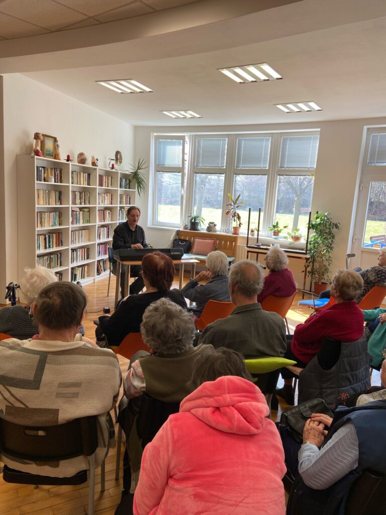 Mgr. Václav Vomáčka v Klubu Seniorů