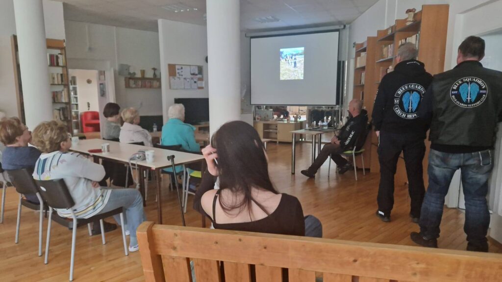 Modří Andělé v Klubu Seniorů