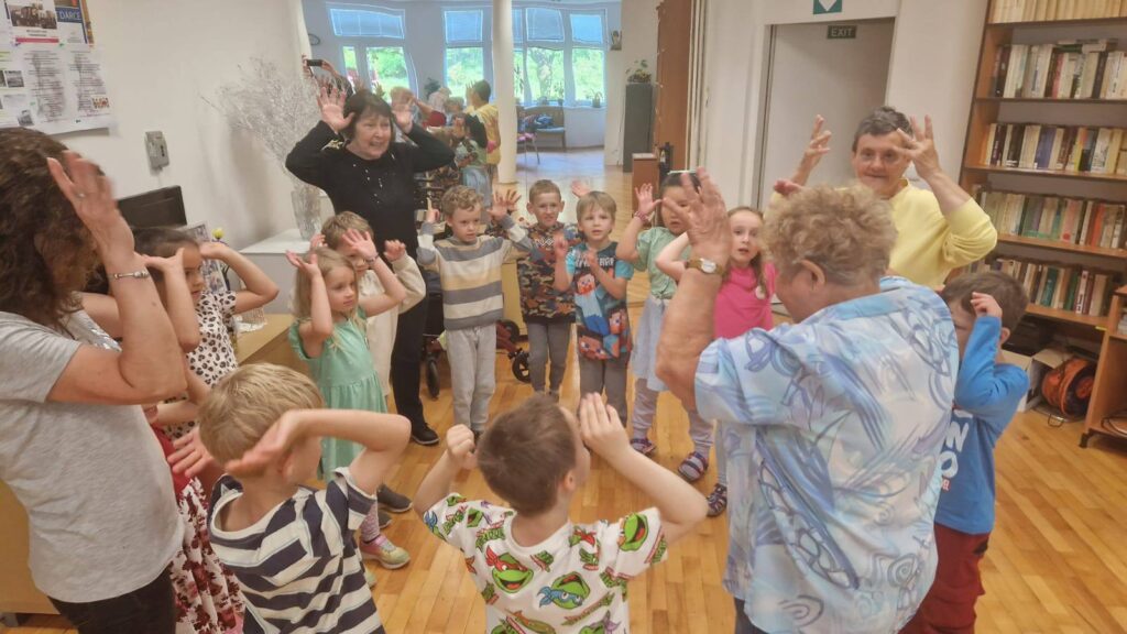 Zahradní party s předškoláky v Klubu Seniorů